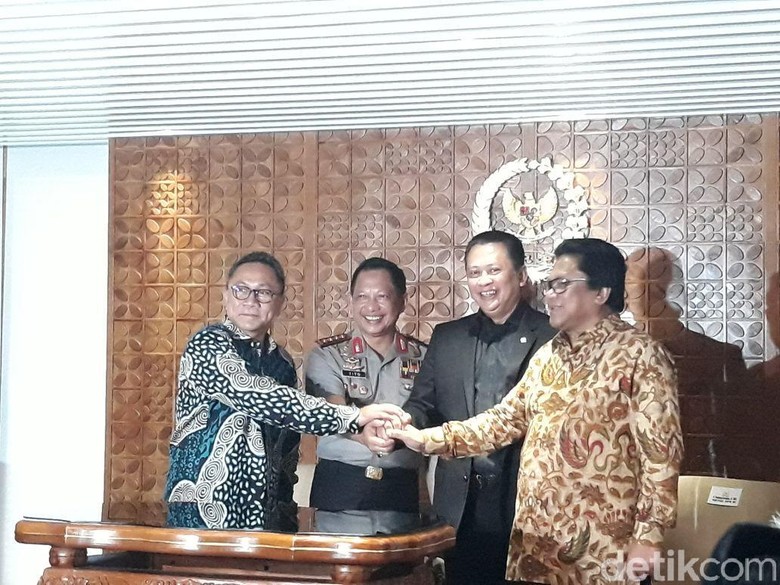 Kapolri, Bamsoet, Zulkifli, OSO Teken MoU Keamanan Kompleks Parlemen Kapolri, Bamsoet, Zulkifli, OSO Teken MoU Keamanan Kompleks Parlemen