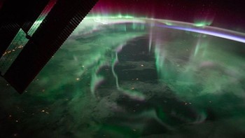 Aurora yang indah tampak dari ISS. Foto: Instagram