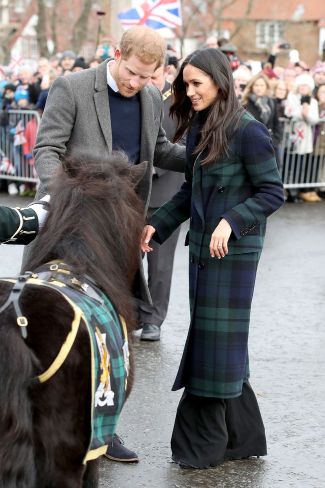 Mantel berbahan wol dan kasmir dijual seharga 1.995 poundsterling atau sekitar Rp 38 juta. Foto: Getty Images