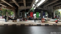 Taman ini juga untuk memberi kenyamanan kepada masyarakat yang ingin melintas sekitar perempatan Lebak Bulus.