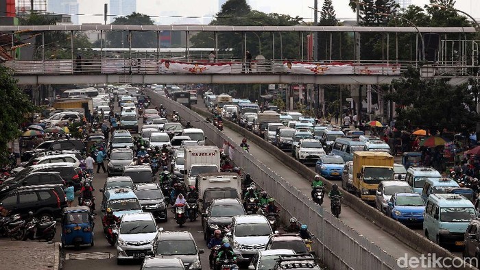 Ketegangan Meningkat di Jakarta: Polisi Selidiki Laporan Penodongan Mahasiswa di JPO Jatinegara