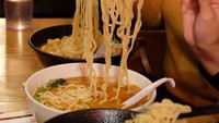 Foto mie ramen yang satu ini bikin ngiler ya. Pokoknya bagi yang mau berkunjung ke New York, harus cobain Totto Ramen iniii the best chicken ramen in town!! tulis Tasya pada captions fotonya. (Foto: instagram @tasyakamila)
