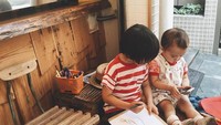 Kafe ini juga menyediakan tempat untuk anak-anak bermain, dengan tumpukan buku mewarnai dan pensil warna di bagian depan kafe. Foto: Istimewa