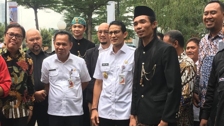 Hadiri Pembukaan Kantor OK OCE, Sandiaga Disambut Palang Pintu Hadiri Pembukaan Kantor OK OCE, Sandiaga Disambut Palang Pintu