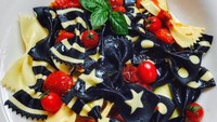 Ternyata warna pasta cantik ini tak hilang lho meski dimasak. Linda menyarankan penggunaan saus yang segar dan ringan sehingga tampilan pasta bisa tetap cantik. Foto: Instagram saltyseattle