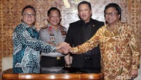 Kapolri Jenderal Tito Karnavian, Ketua DPR Bambang Soesatyo, Ketua MPR Zulkifli Hasan, dan Ketua DPD Oesman Sapta Odang melakukan salam komando usai penandatanganan MoU.