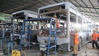 Proses awal dimulai dari persiapan pemasangan bagian lantai-lantai bus. Namun sebelumnya rangkaian elektrikal dan sambungan lainnya yang ada di sasis dicopot terlebih dulu. Foto: Khairul Imam Ghozali