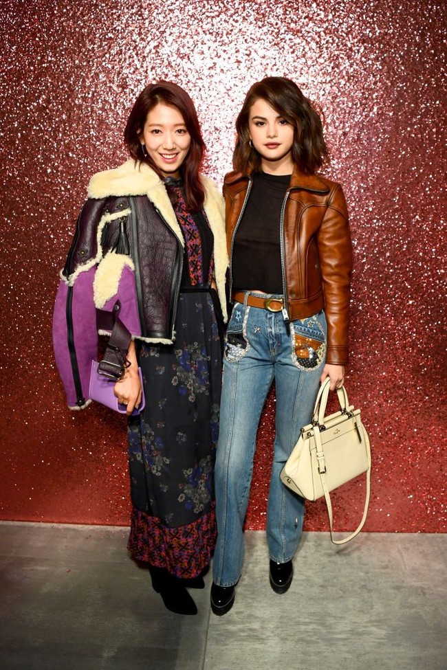Park Shin Hye dan Selena Gomez hadir di fashion show Coach Fall/Winter 2018, Selasa (13/2/2018). Yuk, intip adu gaya mereka di New York Fashion Week. Foto: Getty Images