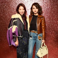 Park Shin Hye dan Selena Gomez hadir di fashion show Coach Fall/Winter 2018, Selasa (13/2/2018). Yuk, intip adu gaya mereka di New York Fashion Week. Foto: Getty Images