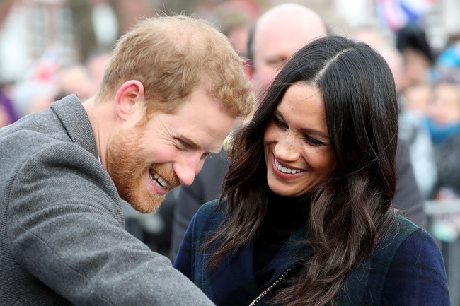 Momen tersebut pun dimanfaatkan Meghan Markle untuk memberikan senyum mesranya pada adik Pangeran William itu. Foto: Getty Images