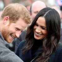 Momen tersebut pun dimanfaatkan Meghan Markle untuk memberikan senyum mesranya pada adik Pangeran William itu. Foto: Getty Images