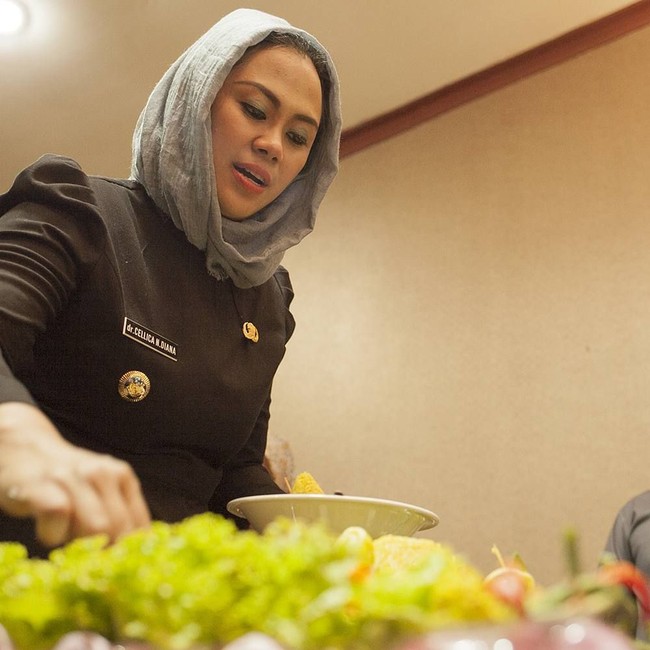 Biasanya Ibu Cellica memakai pashmina yang dipakaikan di kepalanya lalu dililit ke belakang. Tanpa terlihat memakai peniti, penampilan Ibu Cellica tetap terlihat rapi. Foto: Instagram