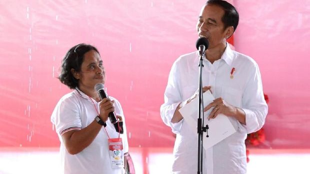 Jokowi menyerahkan kartu PKH.