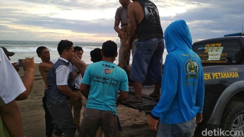Warga Kebumen Ditemukan Tewas di Pantai Petanahan Warga Kebumen Ditemukan Tewas di Pantai Petanahan