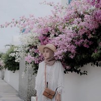 Saat berlibur ke Thailand, Nisa Cookie memilih boater. Topi dari bahan jerami ini memang biasa dipakai saat musim panas. Tak salah jika Nisa memilih topi ini untuk melindunginya dari cuaca Bangkok yang terik. Foto: Instagram