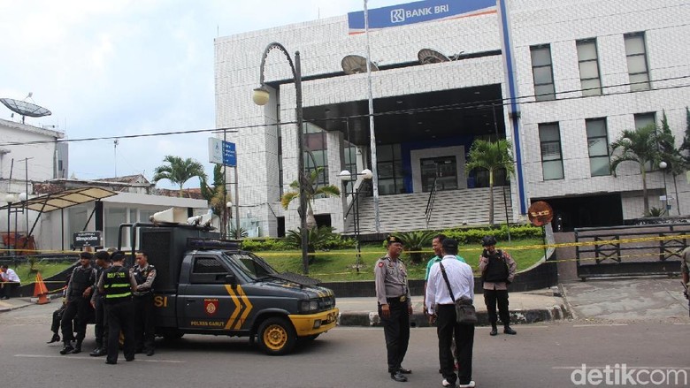 Penjelasan BRI Garut Soal Kantornya yang Diteror Bom Penjelasan BRI Garut Soal Kantornya yang Diteror Bom