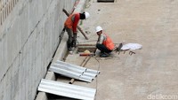 Sejumlah pekerja terlihat masih tengah menyelesaikan pembangunan underpass Matraman.