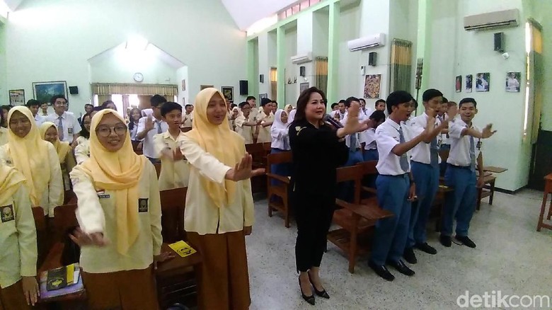 Sosialisasi Bahaya Narkoba ke Siswa SMA Surabaya di Hari Valentine Sosialisasi Bahaya Narkoba ke Siswa SMA Surabaya di Hari Valentine