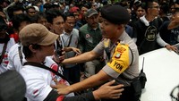 Pantauan detikFinance di lokasi, ketegangan juga dipicu adu mulut antara petugas kepolisian yang jengkel lantaran para pendemo memarkir kendaraannya di tengah jalan sehingga menghalangi pengguna jalan lain yang ingin melintas.