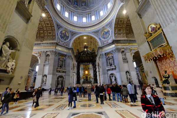 St Peters Basilica merupakan pusat dari kegiatan rohani umat Katolik di dunia. (Ardhi Suryadhi/detikTravel) St Peters Basilica merupakan pusat dari kegiatan rohani umat Katolik di dunia. (Ardhi Suryadhi/detikTravel)