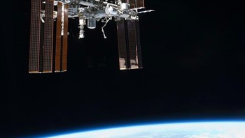 Inilah International Space Station atau ISS, satelit buatan yang melayang antara 330 sampai 435 kilometer di atas Bumi. Foto: Instagram