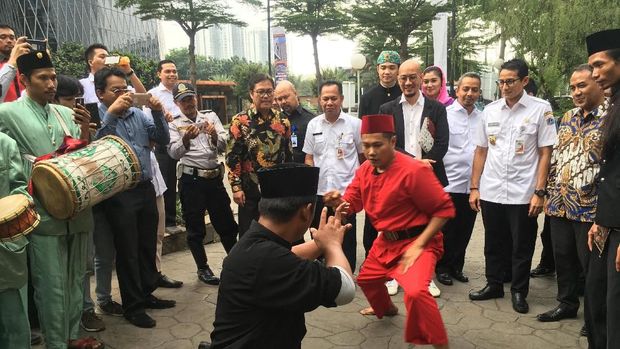 Sandi juga terkagum dengan aksi bela diri khas betawi yang dilakukan para jawara.