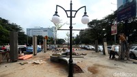 Lampu cantik menghiasi taman.