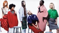 Foto ini tampil di Vougue Amerika Serikat edisi Maret 2018. I’m glad to FINALLY be able to announce that i will be on US VOGUE MARCH 2018 edition (print edition) with these gorgeous ladies, tulis Agnez untuk foto ini. Foto: Dok. Vogue US