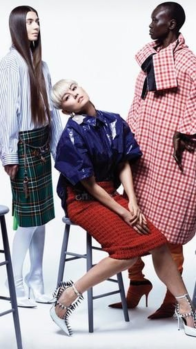 Pada pemotretan tersebut, Agnez Mo tampil edgy dalam balutan kemeja oversized biru neon dan rok span merah, berikut pointed-heels yang dihiasi stud berduri. Semuanya merupakan koleksi Balenciaga. Foto: Dok. Vogue US
