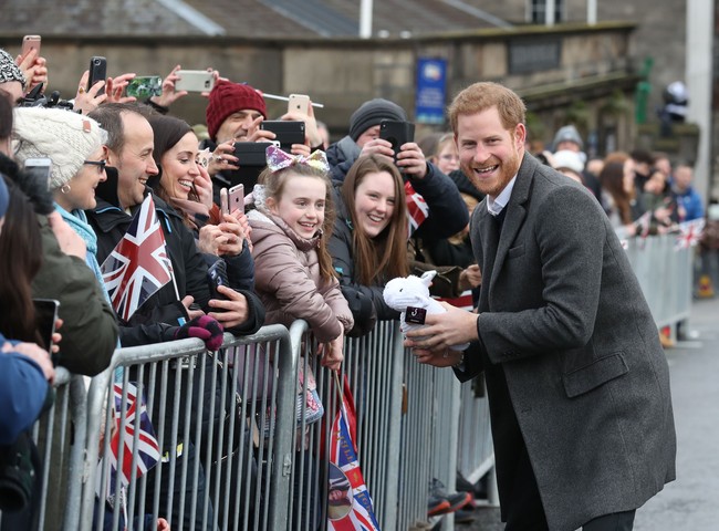 Tak hanya Meghan Markle, Pangeran Harry pun juga mendapat hadiah dari penggemarnya. Foto: Getty Images