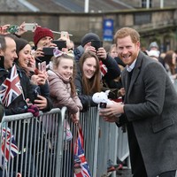 Tak hanya Meghan Markle, Pangeran Harry pun juga mendapat hadiah dari penggemarnya. Foto: Getty Images