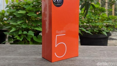 Unboxing Redmi 5, Ponsel Layar Penuh Rp 1,7 Juta