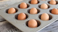 Taruh telur ke dalam loyang muffin dan masukan ke dalam oven dengan suhu 180 C selama 30 menit. Rendam dalam  air es selama lima menit sebelum dikupas. Foto: Istimewa