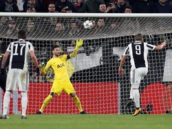 Beruntung bagi Lilywhites, kali ini eksekusi Higuain tak masuk ke gawang. Sepakan kerasnya menghantam mistar gawang. (Foto: Paul Childs/Action Images via Reuters)