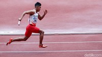 Atlet lari estafet putra Indonesia berlari agar menjadi yang tercepat dan juara.