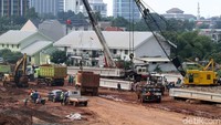 Waktu pengoperasian tol ini kerap mundur lantaran menemui sejumlah kendala pada pembebasan lahan dan konstruksi.