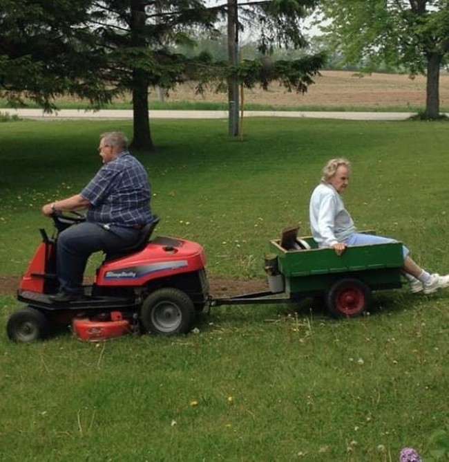 Foto berikut menggambarkan pasangan yang masih punya sisi kekanakan. Hal tersebut memang perlu dipertahankan agar tetap lengket dan romantis hingga tua. Foto: ist