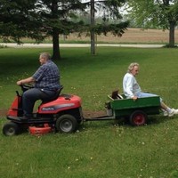 Foto berikut menggambarkan pasangan yang masih punya sisi kekanakan. Hal tersebut memang perlu dipertahankan agar tetap lengket dan romantis hingga tua. Foto: ist
