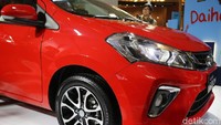 Tampilan stylish All New Sirion dapat terlihat dengan adanya LED headlamp, 15 inch polished alloy wheel, dan LED rear combi lamp. Foto: Dina Rayanti