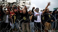 Pendemo meminta pagar pembatas itu dibuka, lantaran ada masa pendemo lain yang datang dari arah Istana Negara yang ingin bergabung dengan mereka.