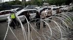 Mobil Aliando Terparkir Mengular di Jalan Merdeka Barat
