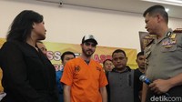 Polisi menemukan 13 tablet dumolid kemudian 1 butir camlet dan sarana alat hisap sabu-sabu berupa bong di kediamannya. Foto: Desi Puspasari