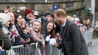 Pangeran Harry menyapa warga Edinburgh yang menyambutnya. Dia juga mendapat beberapa hadiah.