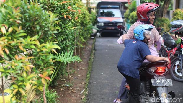 Cerita Suhartini Jadi Ojek Cinta Buat Anaknya yang Spesial