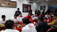 Rombongan lalu diajak ke lantai atas kantor bercat merah itu. Ditemani secangkir kopi hitam, kedua jendral bintang dua di Polri dan TNI itu berdialog dengan Hasanuddin-Anton. Inti dari dialog soal pengamanan Pilkada di Jabar.