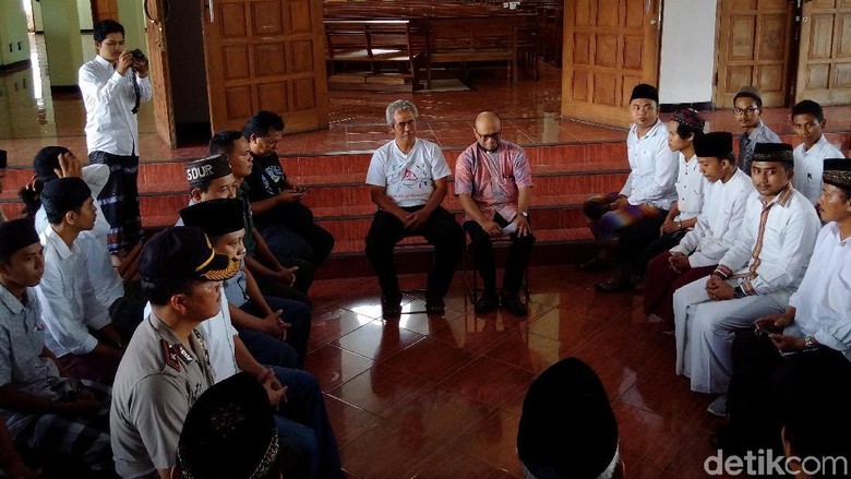 Majelis Dzikir Gusdurian Berdoa Untuk Bangsa di Area Gereja Lidwina Majelis Dzikir Gusdurian Berdoa Untuk Bangsa di Area Gereja Lidwina