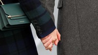Selama di Edinburgh, Pangeran Harry dan Meghan tampak selalu bergandengan tangan. So sweet!