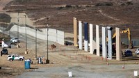 Delapan prototipe tembok raksasa Trump dipamerkan di perbatasan AS-Meksiko sekitar 13 km dari Otay Mesa, San Diego.