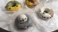 Di toko donat Floresta Koenji, Tokyo, Anda bisa mendapatkan berbagai jenis donat dengan topping karakter donat lucu di atasnya sebagai bingkisan Valenite. Foto: Istimewa