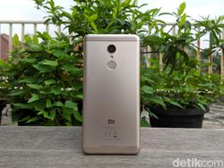 Unboxing Redmi 5, Ponsel Layar Penuh Rp 1,7 Juta